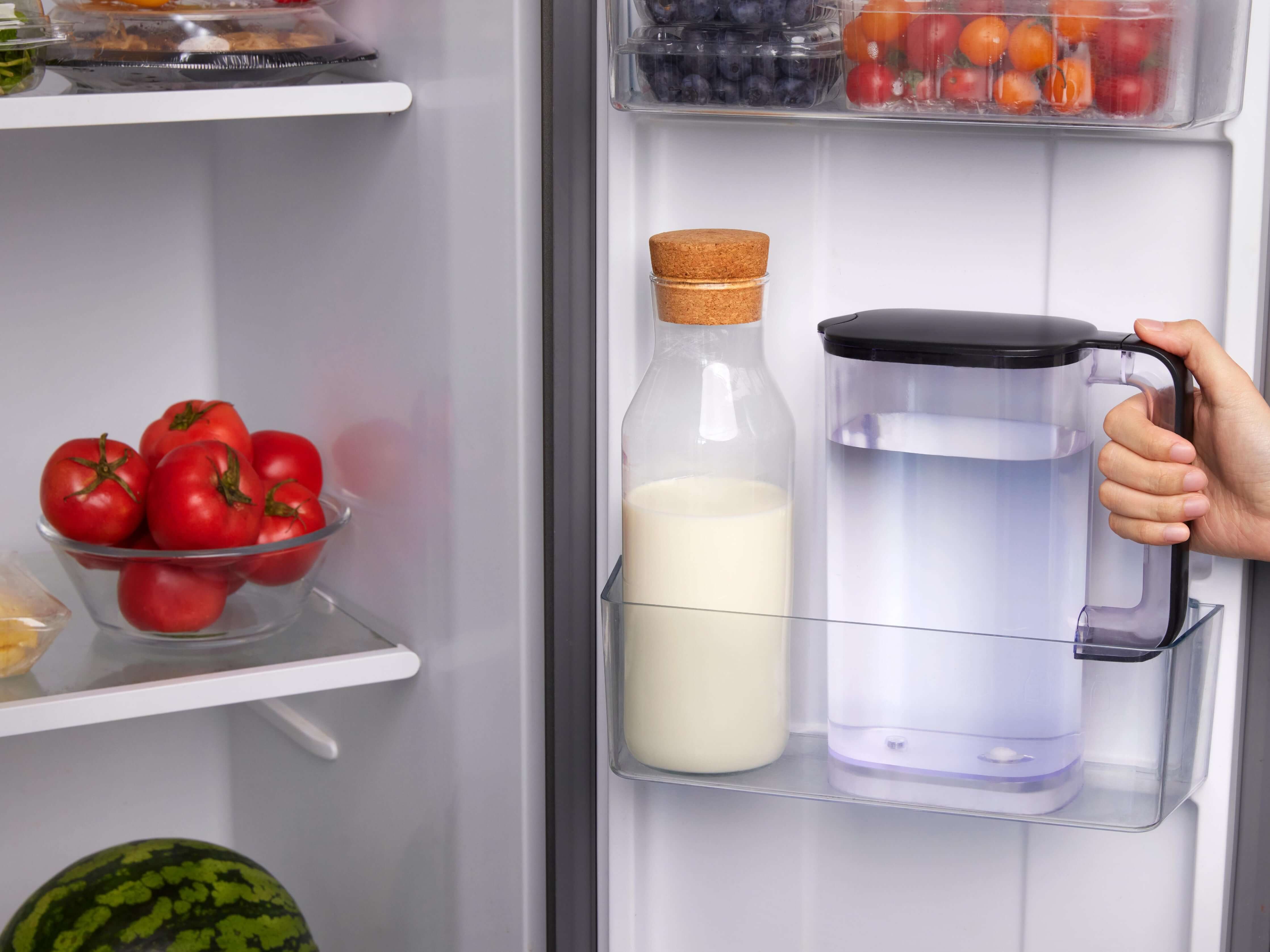 Removable water jug to keep your water cool in the fridge with the Philips Aquaporin Reverse Osmosis Water Station ADD6920BK/79.