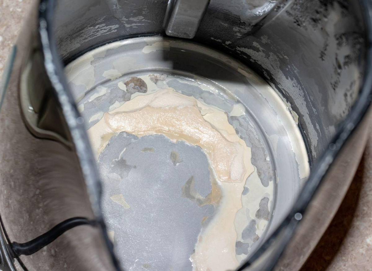 Mineral deposits coating a kettle element