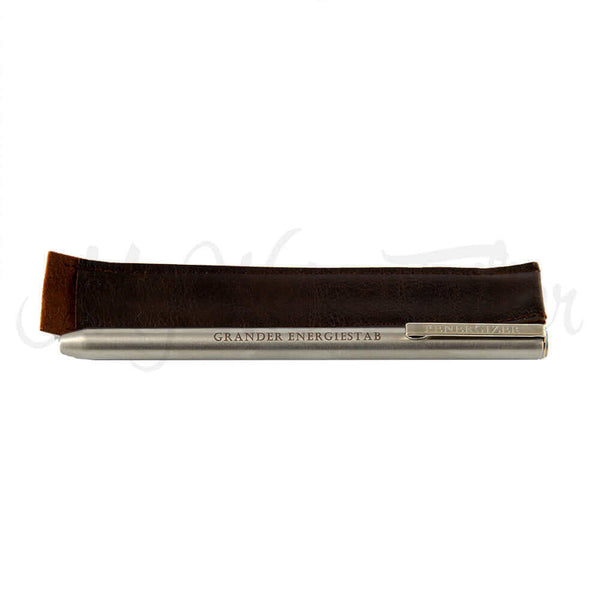 A silver pen called Grander Penergizer, accompanied by a dark leather sleeve.